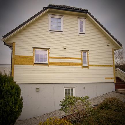 Bytte av vindu og dårlig kledning på hus i Florø